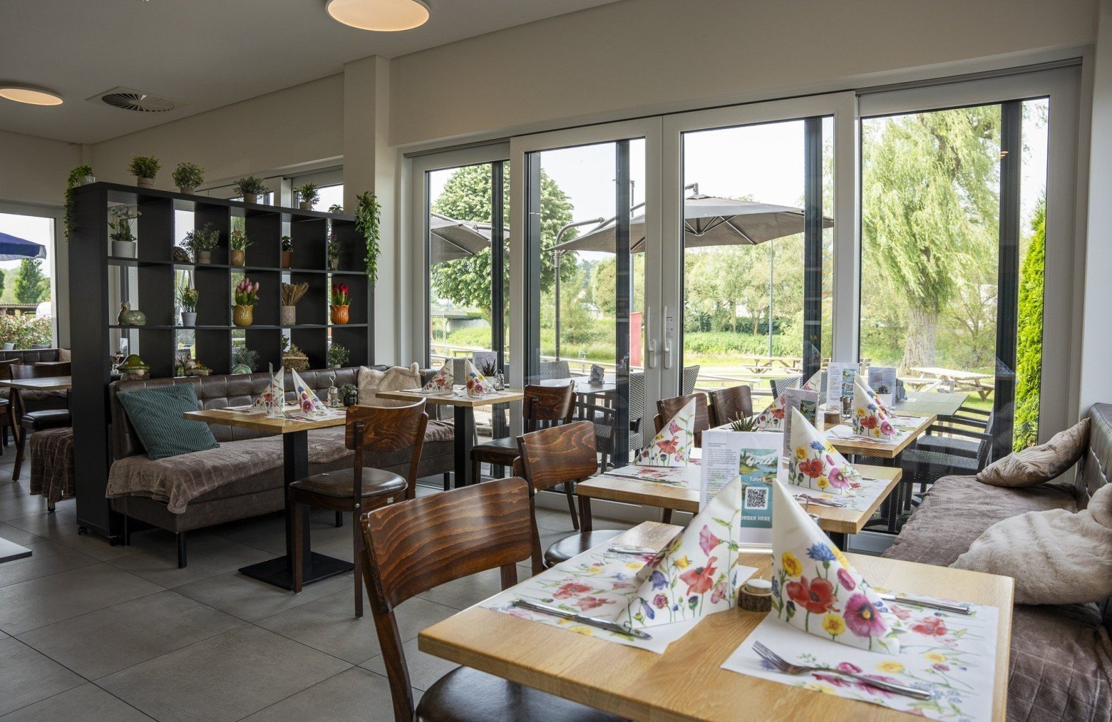 Grande terrasse, bar et restaurant